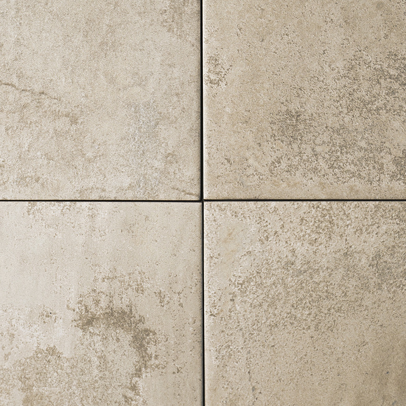 Vier quadratisch angeordnete beige Steinfliesen mit dezenten Sprenkeln und melierten Mustern sorgen für ein natürliches und stru