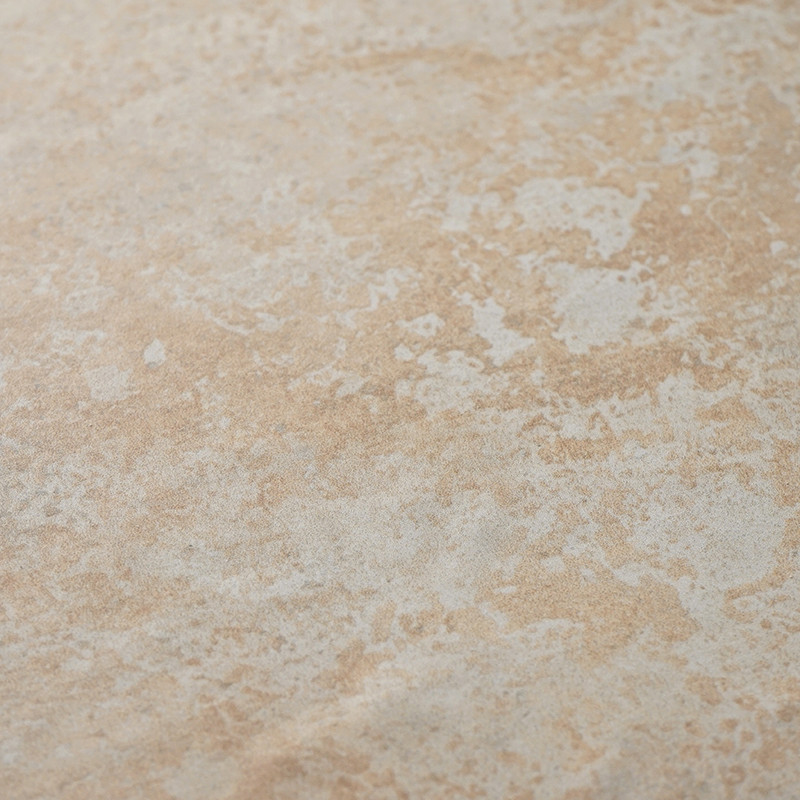 El azulejo muestra una superficie texturizada y moteada con tonos beige y marrón claro, creando una apariencia de piedra natural