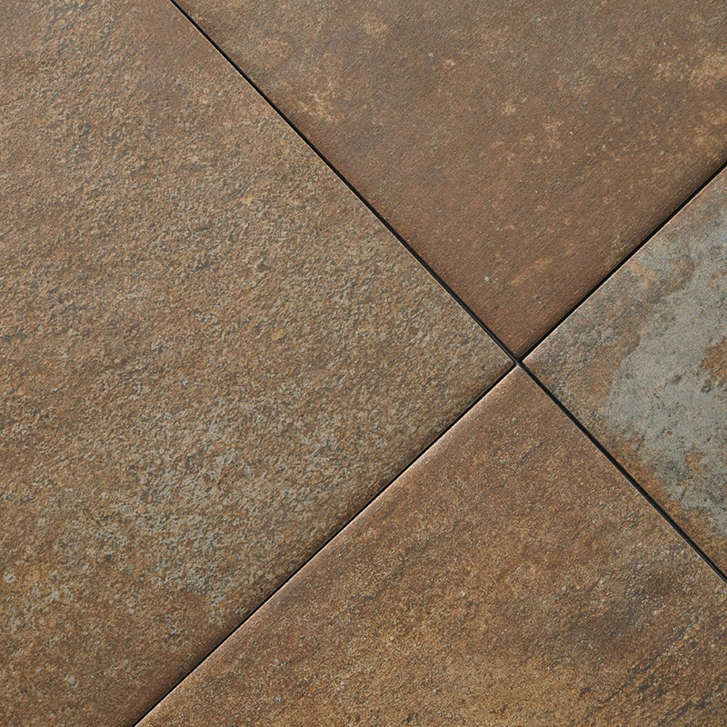 Quatro ladrilhos quadrados texturizados se encontram na diagonal, cada um exibindo tons marrons terrosos com variações sutis, cr