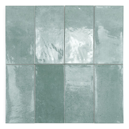 Rechteckige Fliesen, die in einem sauberen Raster angeordnet sind, reflektieren das Licht mit einer glänzenden Oberfläche. Sie w