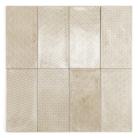 Neun rechteckige beige Fliesen zeigen verschiedene komplizierte Muster, darunter Schuppen, geometrische Formen und Blumenmotive,