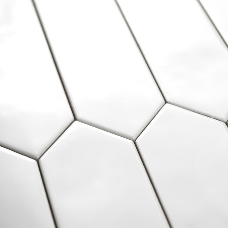 Witte langwerpige zeshoekige tegels zijn netjes gerangschikt in een verspringend patroon, waardoor een moderne, minimalistische Witte langwerpige zeshoekige tegels zijn netjes gerangschikt in een verspringend patroon, waardoor een moderne, minimalistische