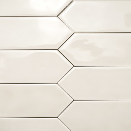 De tegel heeft een glanzende, langwerpige zeshoekige vorm, gerangschikt in een netjes, verspringend patroon, waardoor een strak,