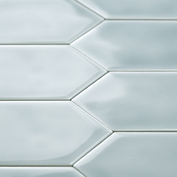 Ladrilhos hexagonais criam um padrão tesselado, refletindo a luz suavemente. A superfície lisa e brilhante contribui para um des