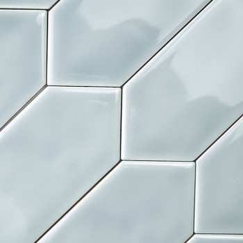 Ladrilhos azuis claros brilhantes formam um padrão diagonal escalonado, criando uma superfície texturizada com estreitas linhas 