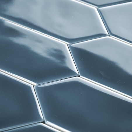 Glanzende blauwe zeshoekige tegels grijpen in elkaar, waardoor een naadloos, glad oppervlak ontstaat dat licht reflecteert en su