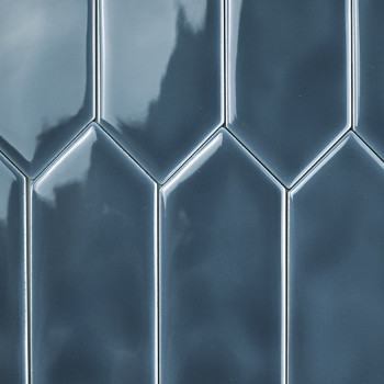 Glanzende, blauwe tegels die verticaal zijn gerangschikt, vormen een verspringend, geometrisch patroon. Het oppervlak reflecteer