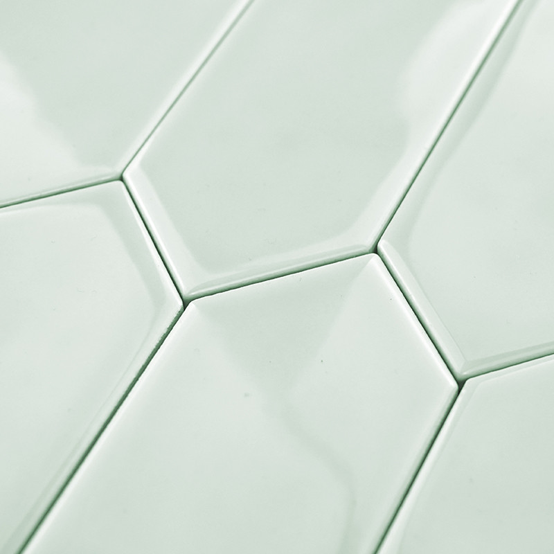 Los azulejos hexagonales encajan perfectamente, creando un patrón continuo. Presentan un acabado verde menta brillante que refle