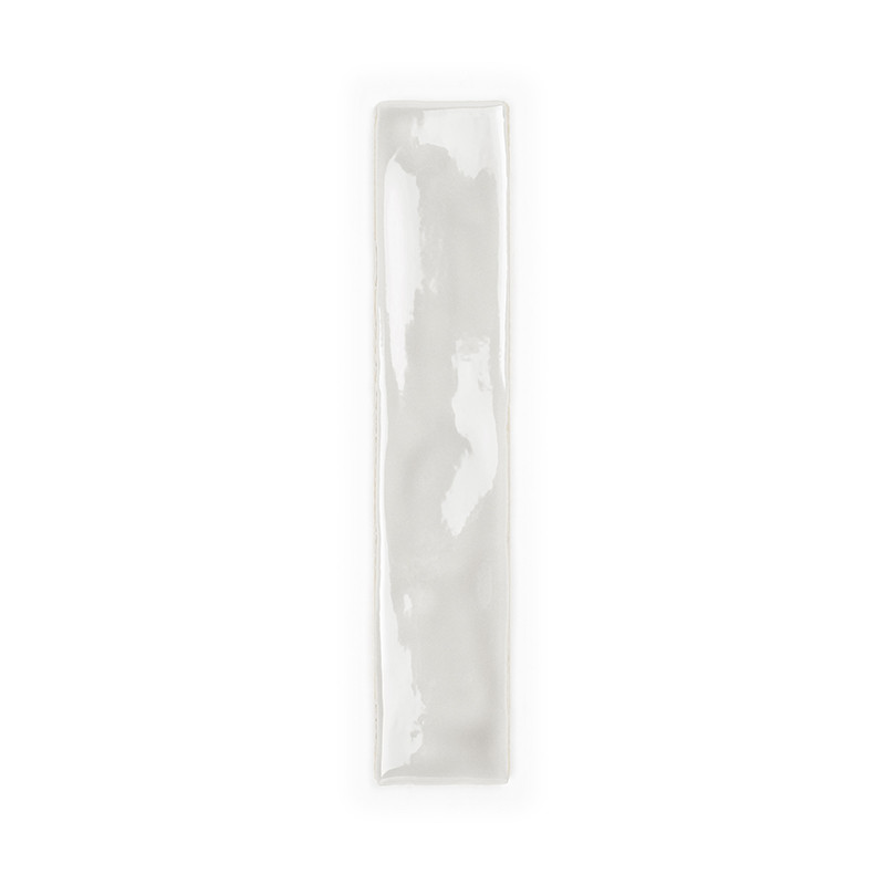 Um ladrilho retangular longo e brilhante com uma superfície lisa e textura ondulada sutil. É exibido em um fundo branco liso.