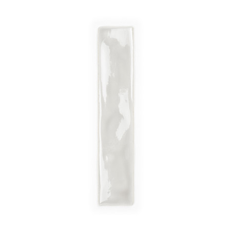 Um ladrilho retangular longo e brilhante com uma superfície lisa e textura ondulada sutil. É exibido em um fundo branco liso.