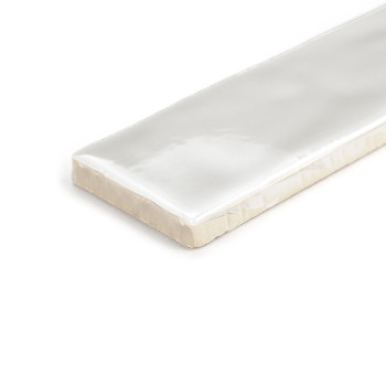 Um ladrilho branco retangular e brilhante repousa sobre uma superfície branca, com bordas chanfradas e acabamento liso e reflexi