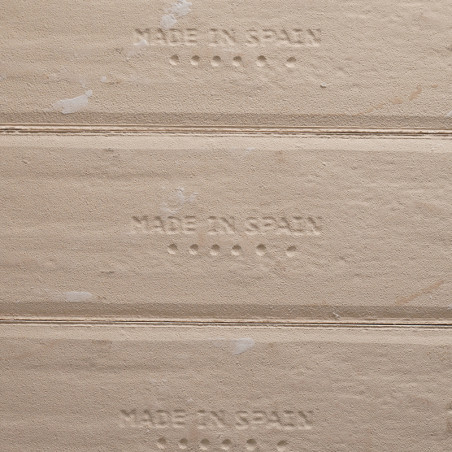O texto em relevo `MADE IN SPAIN` aparece nas cumeeiras dos azulejos bege, com pequenos pontos abaixo de cada frase, destacando 
