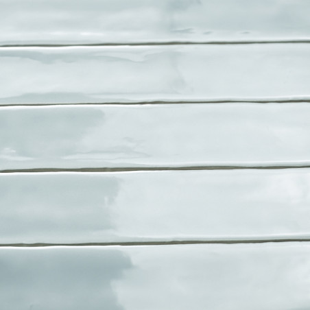 Glänzende, rechteckige, hellgrüne Fliesen sind horizontal ausgerichtet und erzeugen eine glatte, reflektierende Oberfläche mit s Glänzende, rechteckige, hellgrüne Fliesen sind horizontal ausgerichtet und erzeugen eine glatte, reflektierende Oberfläche mit s