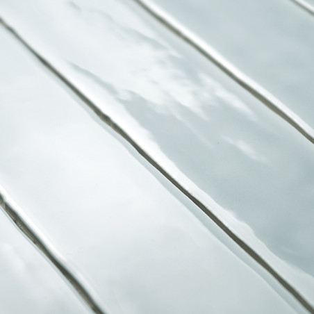 Glänzende, längliche rechteckige Fliesen reflektieren das Licht und erzeugen weiche Schatten. Bei enger Anordnung bilden sie ein Glänzende, längliche rechteckige Fliesen reflektieren das Licht und erzeugen weiche Schatten. Bei enger Anordnung bilden sie ein