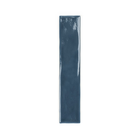 Eine lange, schmale, glänzend blaue Fliese ruht vertikal und reflektiert das Licht in einer minimalistischen Umgebung. Eine lange, schmale, glänzend blaue Fliese ruht vertikal und reflektiert das Licht in einer minimalistischen Umgebung.