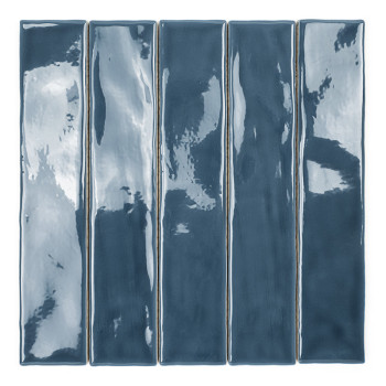 Eine lange, schmale, glänzend blaue Fliese ruht vertikal und reflektiert das Licht in einer minimalistischen Umgebung.