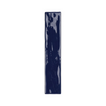 Un azulejo rectangular largo, brillante y de color azul intenso descansa sobre un fondo blanco liso y muestra sutiles patrones r Un azulejo rectangular largo, brillante y de color azul intenso descansa sobre un fondo blanco liso y muestra sutiles patrones r