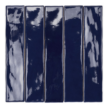 Un azulejo rectangular largo, brillante y de color azul intenso descansa sobre un fondo blanco liso y muestra sutiles patrones r