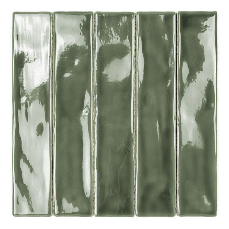 Fünf rechteckige, glänzend grüne Kacheln stehen vertikal nebeneinander und werfen Reflexionen. Sie sind auf einem weißen Hinterg