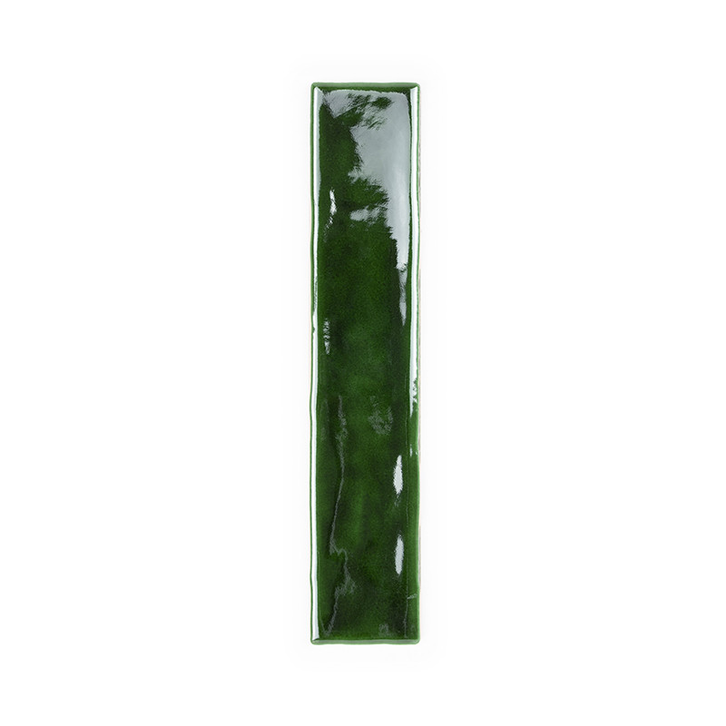 Eine lange, glänzende, rechteckige grüne Fliese ruht auf einem schlichten weißen Hintergrund, deren reflektierende Oberfläche su