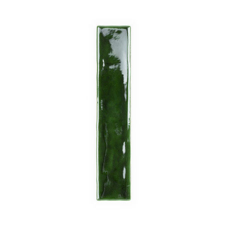 Eine lange, glänzende, rechteckige grüne Fliese ruht auf einem schlichten weißen Hintergrund, deren reflektierende Oberfläche su