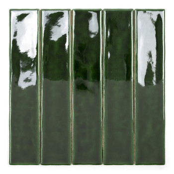 Eine lange, glänzende, rechteckige grüne Fliese ruht auf einem schlichten weißen Hintergrund, deren reflektierende Oberfläche su