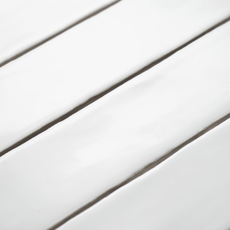 Weiße Keramikfliesen liegen parallel, reflektieren das Licht und erzeugen ein glänzendes und elegantes Erscheinungsbild in einer Weiße Keramikfliesen liegen parallel, reflektieren das Licht und erzeugen ein glänzendes und elegantes Erscheinungsbild in einer