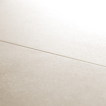 Un carreau beige et lisse croise un autre carreau, créant une fine ligne de coulis, sous un éclairage tamisé, suggérant un sol i