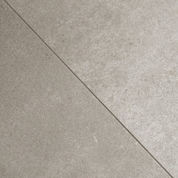 Les carreaux de céramique sont adjacents selon un motif homogène, présentant une finition lisse gris clair avec des textures sub