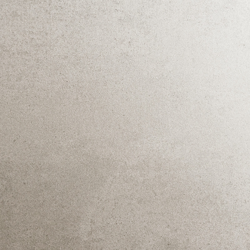 Die quadratische Fliese verfügt über eine glatte, hellbeige Oberfläche mit einer dezenten, melierten Textur, die für ein minimal