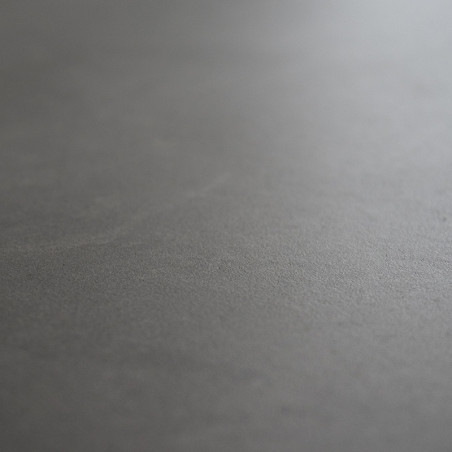 Eine schlichte, glatte graue Fliese liegt flach und weist eine subtile matte Textur auf, ohne sichtbare Muster oder umgebende Ob Eine schlichte, glatte graue Fliese liegt flach und weist eine subtile matte Textur auf, ohne sichtbare Muster oder umgebende Ob