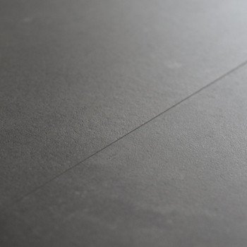 Glatte, dunkelgraue Keramikfliesen liegen flach auf und sind von einer dezenten Naht durchzogen, wodurch ein minimalistisches un