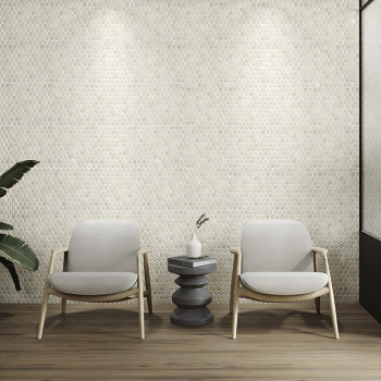 Elegante sechseckige Steinfliesen bilden eine strukturierte Wand, beleuchtet von Strahlern, hinter zwei Stühlen und einem Tisch.