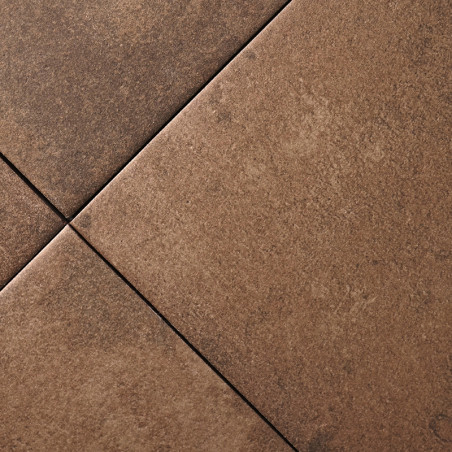 Los azulejos de cerámica marrón con acabado mate se cruzan diagonalmente, formando un patrón de cuadrícula en un contexto de pis Los azulejos de cerámica marrón con acabado mate se cruzan diagonalmente, formando un patrón de cuadrícula en un contexto de pis