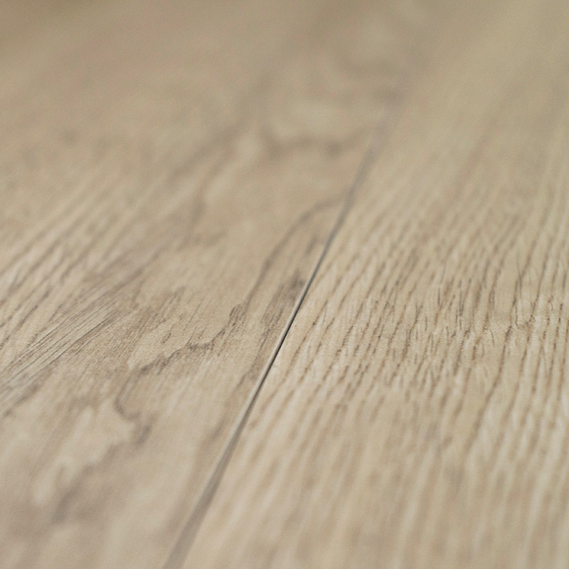 Holzbodenfliesen liegen nebeneinander und zeigen ein helles Eichenfinish mit sichtbaren Maserungen, die eine warme und natürlich