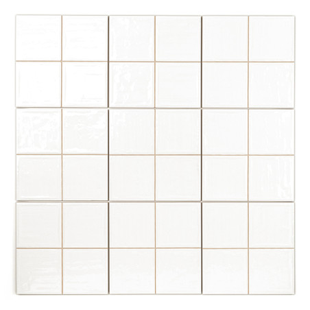 Les carreaux carrés blancs sont disposés dans une grille 4x4 soignée, chacun séparé par de fines lignes de coulis beige, créant  Les carreaux carrés blancs sont disposés dans une grille 4x4 soignée, chacun séparé par de fines lignes de coulis beige, créant