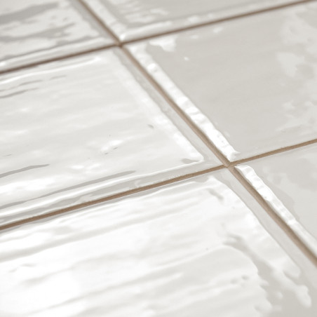 Witte keramische tegels vertonen een glanzend oppervlak met licht golvende texturen, gerangschikt in een netjes rasterpatroon op Witte keramische tegels vertonen een glanzend oppervlak met licht golvende texturen, gerangschikt in een netjes rasterpatroon op
