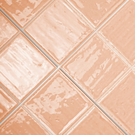 Les carreaux carrés et brillants de couleur saumon forment un motif diagonal. leurs surfaces lisses réfléchissent la lumière, cr Les carreaux carrés et brillants de couleur saumon forment un motif diagonal. leurs surfaces lisses réfléchissent la lumière, cr