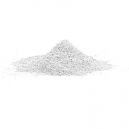 Um pequeno monte de pó branco fino fica sobre uma superfície lisa e branca em um ambiente minimalista.