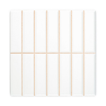 Los azulejos cerámicos rectangulares blancas están dispuestas uniformemente con estrechas líneas de lechada de color beige, form