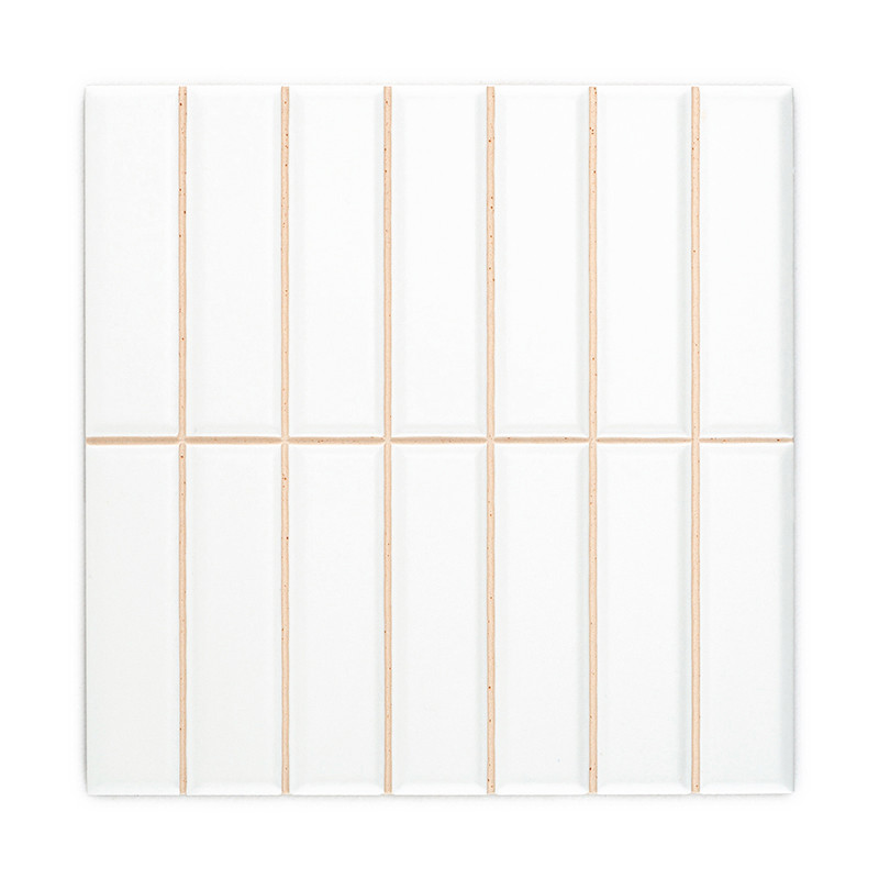 Los azulejos cerámicos rectangulares blancas están dispuestas uniformemente con estrechas líneas de lechada de color beige, form