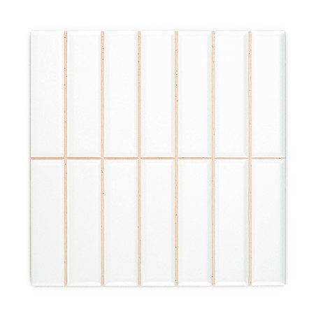 Les carreaux de céramique rectangulaires blancs sont disposés uniformément avec d'étroites lignes de coulis beiges, formant un m