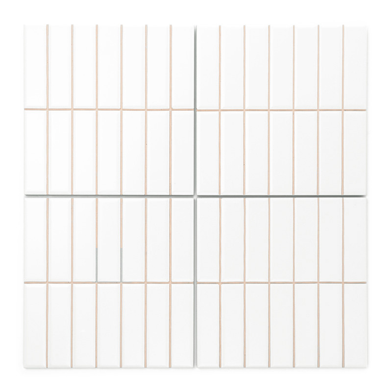 Les carreaux de céramique rectangulaires blancs sont disposés uniformément avec d'étroites lignes de coulis beiges, formant un m