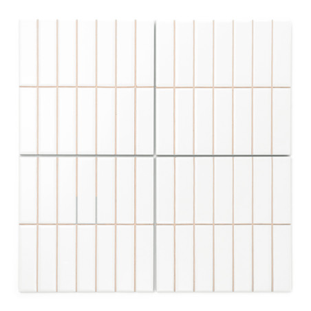 Les carreaux rectangulaires blancs sont disposés selon un motif en grille avec de fines lignes de coulis beige, formant un desig