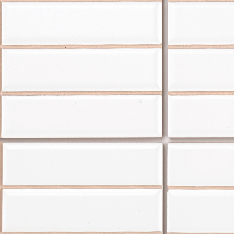 azulejos blancas rectangulares dispuestas en un patrón de cuadrícula horizontal. Las líneas de lechada de color beige separan ca