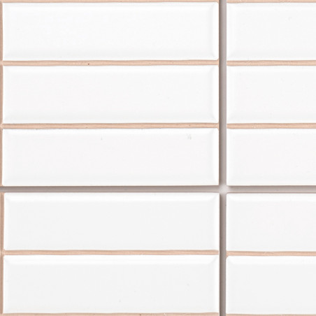 azulejos blancas rectangulares dispuestas en un patrón de cuadrícula horizontal. Las líneas de lechada de color beige separan ca azulejos blancas rectangulares dispuestas en un patrón de cuadrícula horizontal. Las líneas de lechada de color beige separan ca