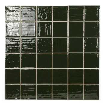 Cuatro azulejos de cerámica de color verde oscuro brillante, que reflejan la luz, están dispuestas en una cuadrícula cuadrada, e