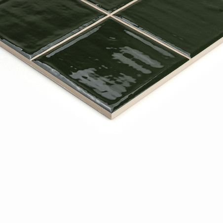 Glanzende, donkergroene keramische tegels vormen een mooi raster en reflecteren het licht. Elke tegel past precies, waardoor een