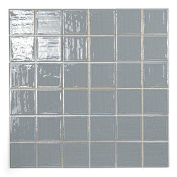 Cuatro azulejos reflectantes y brillantes en un color gris claro están dispuestos en un patrón cuadrado, mostrando una aparienci