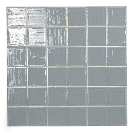 Die Fliese weist ein Gitter aus glänzenden, blassblauen Quadraten auf, jedes mit einer subtilen Textur. Sie sind in sechs Reihen Die Fliese weist ein Gitter aus glänzenden, blassblauen Quadraten auf, jedes mit einer subtilen Textur. Sie sind in sechs Reihen